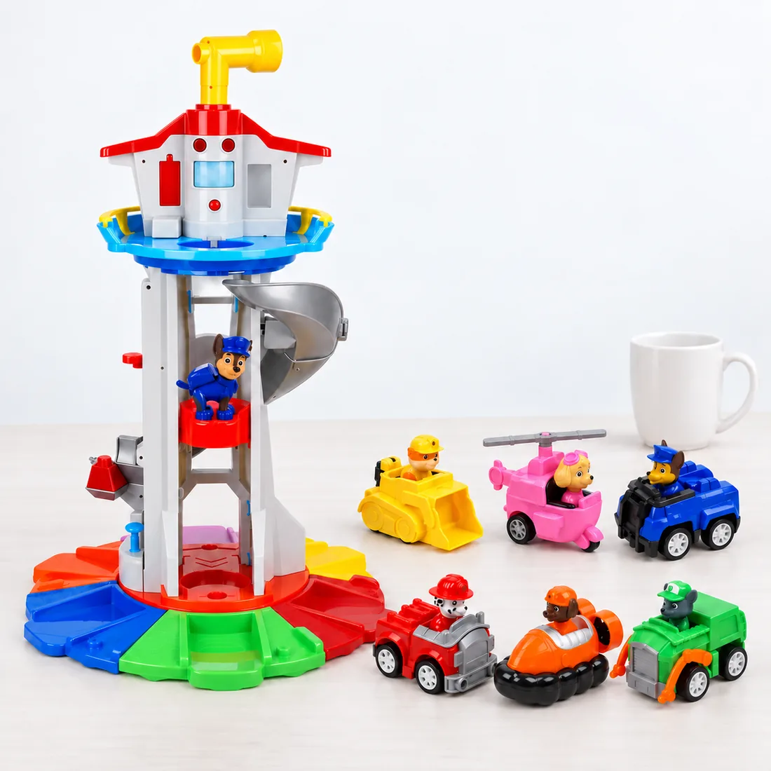 Brinquedo infantil torre patrulha canina com carros — escala