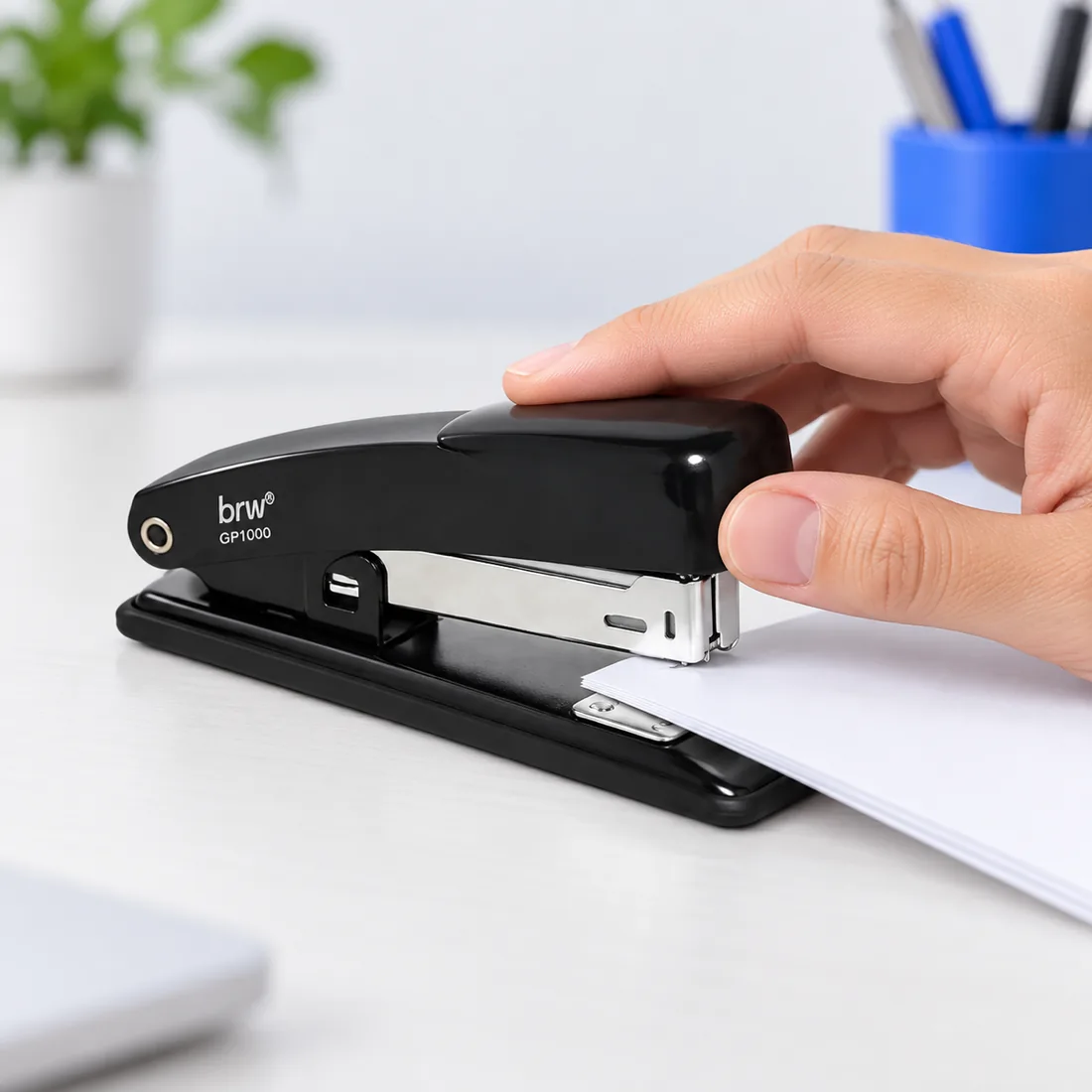 Grampeador de metal mini para 20 fls base 11,5cm BRW GP1000 — uso