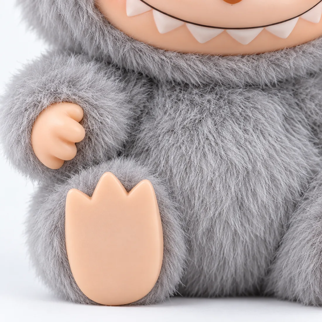 Labubu boneco de pelúcia sentado chaveiro surpresa — detalhe